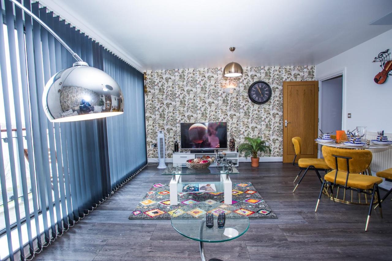 Remarkable 2-bed With Sea View Apartament *