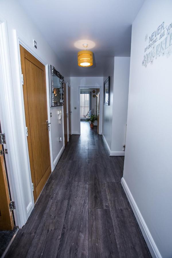 Remarkable 2-bed With Sea View Apartament
