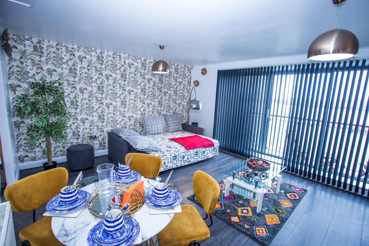 Remarkable 2-bed With Sea View Apartament
